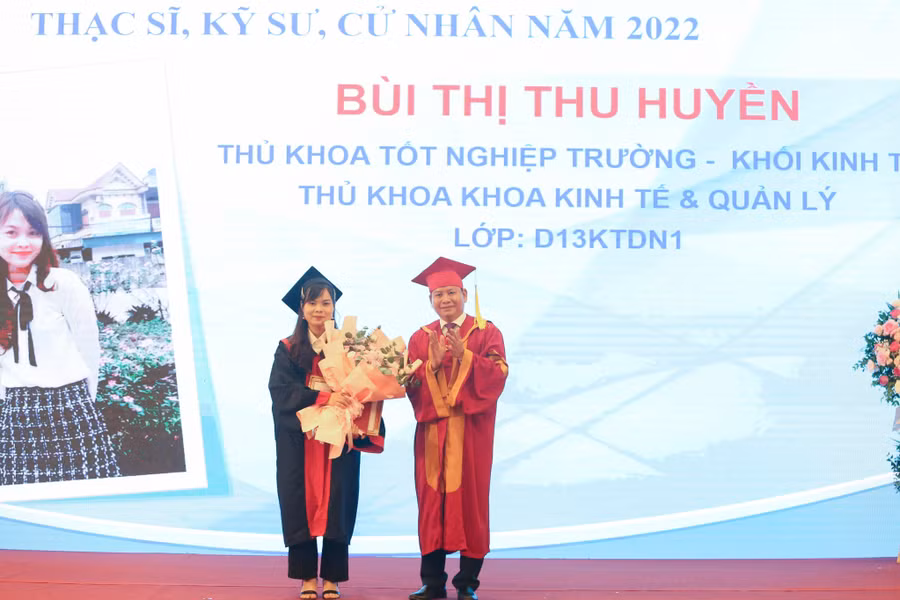 PGS. TS. Đinh Văn Châu, Phó Bí thư Đảng ủy, Quyền Hiệu trưởng trường Đại học Điện lực khen thưởng và chúc Thủ khoa tốt nghiệp trường - Bùi Thị Thu Huyền.