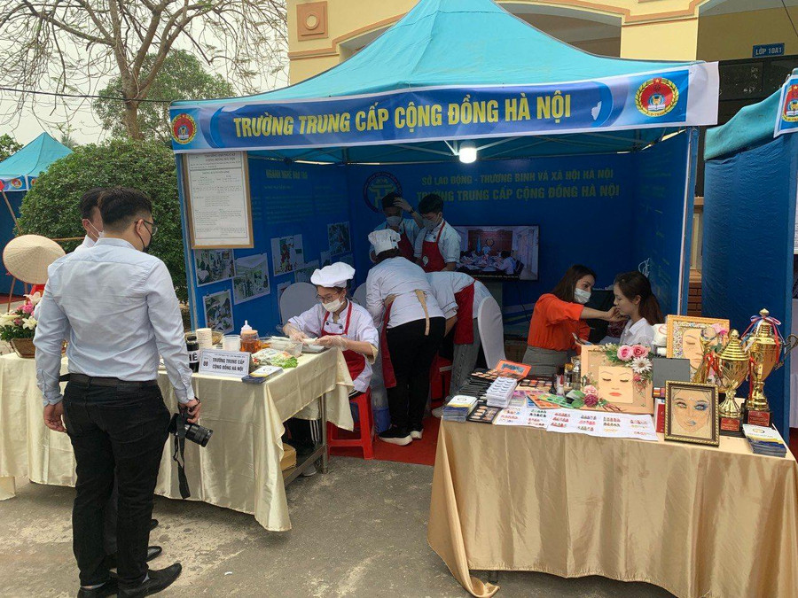 Học sinh tham gia học nghề, sau khi tốt nghiệp văn hóa các em có luôn bằng nghề để đi làm. Học sinh tham gia học nghề, sau khi tốt nghiệp văn hóa các em có luôn bằng nghề để đi làm.