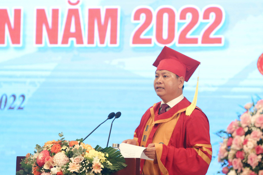 PGS. TS. Đinh Văn Châu, Phó Bí thư Đảng ủy, Quyền Hiệu trưởng trường Đại học Điện lực chúc mừng tân Thạc sĩ, kỹ sư, cử nhân.