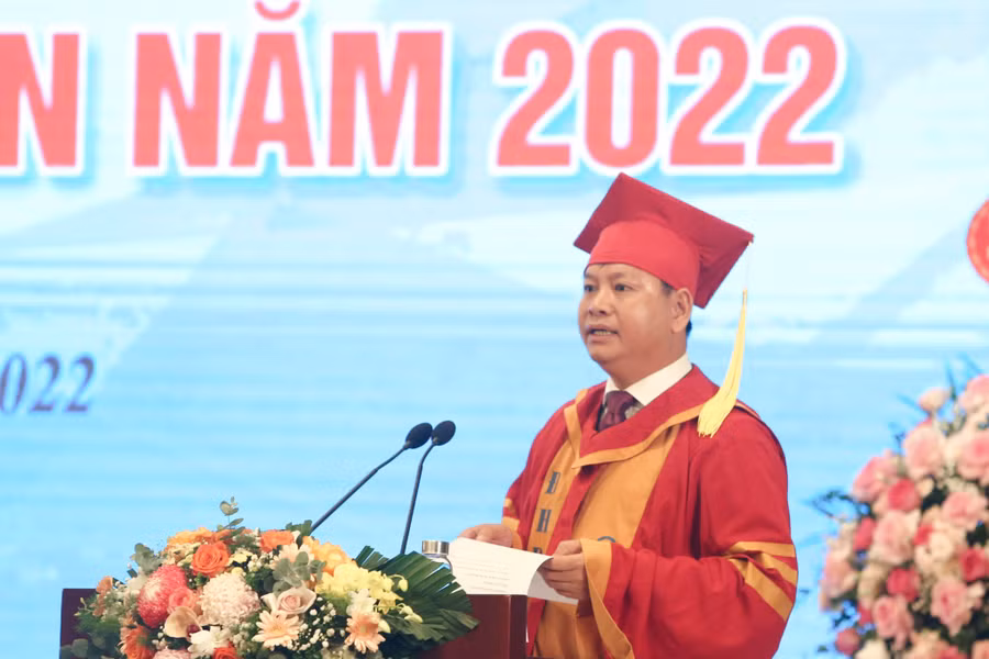 PGS. TS. Đinh Văn Châu, Phó Bí thư Đảng ủy, Quyền Hiệu trưởng trường Đại học Điện lực chúc mừng tân Thạc sĩ, kỹ sư, cử nhân.