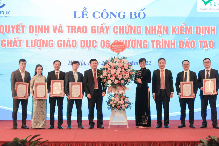 Trao Giấy chứng nhận kiểm định chất lượng giáo dục cho 6 chương trình đào tạo của trường Đại học Điện lực.