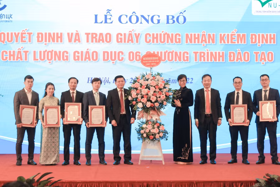 Trao Giấy chứng nhận kiểm định chất lượng giáo dục cho 6 chương trình đào tạo của trường Đại học Điện lực.