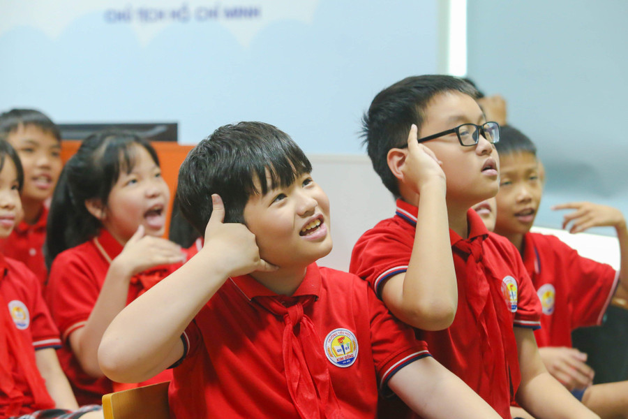 Học sinh rất hào hứng, giơ tay phát biểu giao lưu với giảng viên. Học sinh rất hào hứng, giơ tay phát biểu giao lưu với giảng viên.