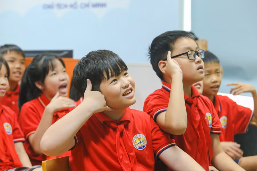 Học sinh rất hào hứng, giơ tay phát biểu giao lưu với giảng viên.