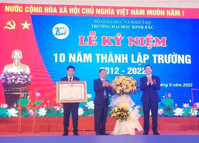 ​​​​​Ông Vương Quốc Tuấn - Phó Chủ tịch Thường trực UBND tỉnh Bắc Ninh trao tặng bằng khen cho Trường Đại học Kinh Bắc.