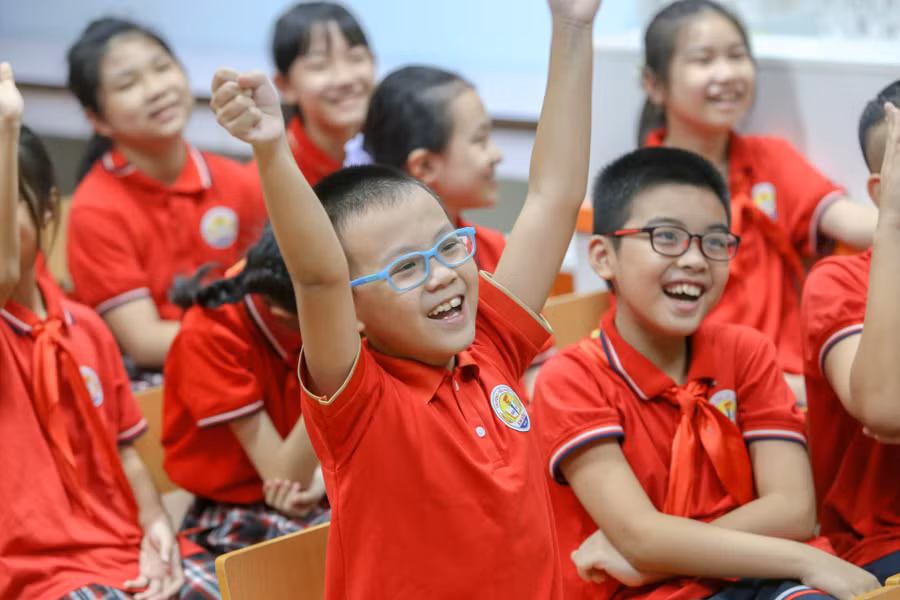 Học sinh tiểu học hào hứng trả lời câu hỏi trong trải nghiệm học ngoại khóa.