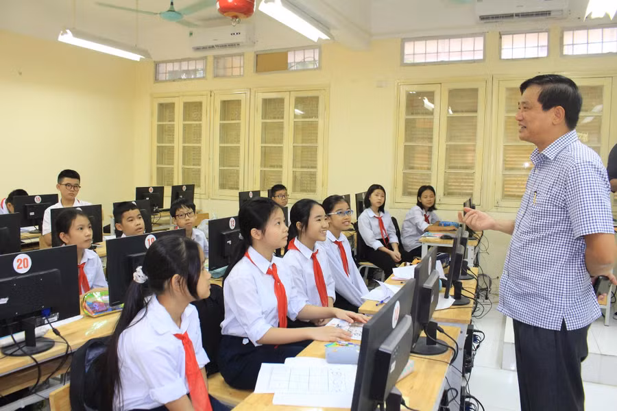 Ông Phạm Xuân Tiến thăm, chia sẻ học tập với các em học sinh lớp 6 trường THCS Phúc Xá.