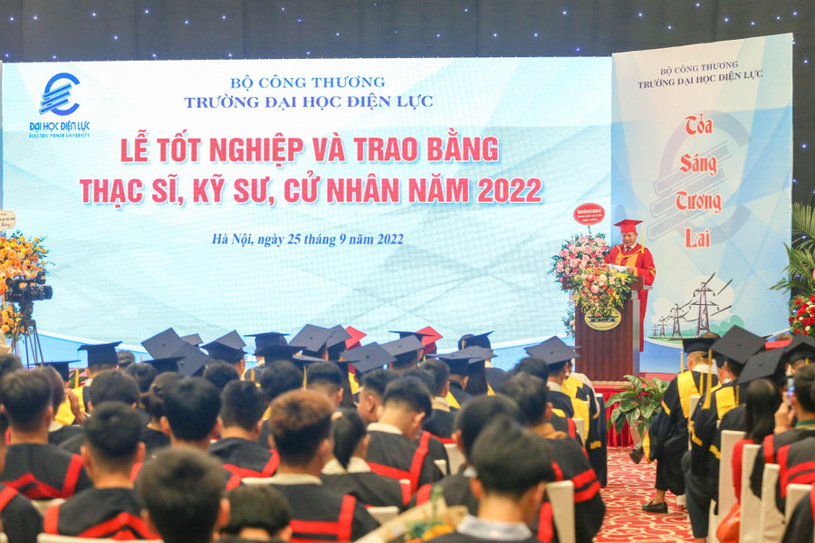 Quang cảnh lễ tốt nghiệp và trao bằng thạc sĩ, kỹ sư, cử nhân năm 2022.