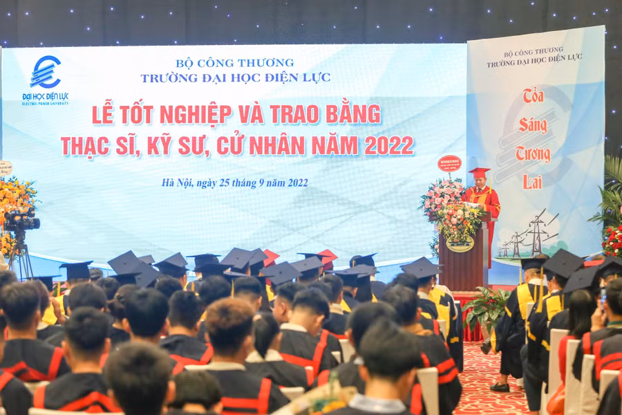 Quang cảnh lễ tốt nghiệp và trao bằng thạc sĩ, kỹ sư, cử nhân năm 2022.