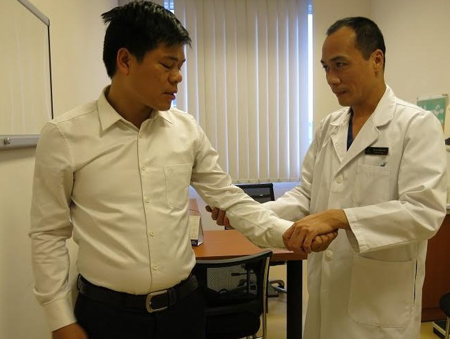 Anh Phan Đức Nguyên (31 tuổi, ở Hà Nội- người bìa trái) cũng đã được điều trị chấn thương khớp vai bằng nội soi khớp vai tại Vinmec Times City. Anh Phan Đức Nguyên (31 tuổi, ở Hà Nội- người bìa trái) cũng đã được điều trị chấn thương khớp vai bằng nội soi khớp vai tại Vinmec Times City.