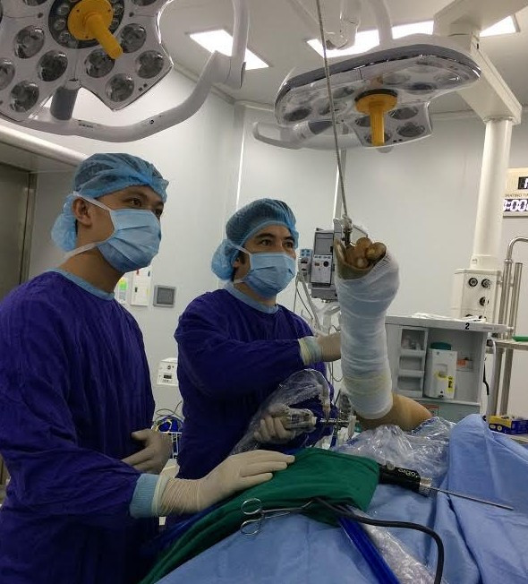 Bác sĩ Nguyễn Công Hoàng cùng ekip tại Vinmec Nha Trang đã mổ nội soi chữa triệt để hội chứng chèn ép dưới mỏm cùng vai cho ông Đào Tú. Bác sĩ Nguyễn Công Hoàng cùng ekip tại Vinmec Nha Trang đã mổ nội soi chữa triệt để hội chứng chèn ép dưới mỏm cùng vai cho ông Đào Tú.