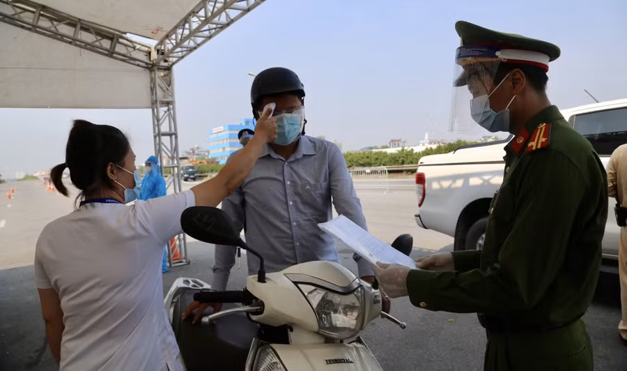 Lực lượng chức năng làm nhiệm vụ tại chốt kiểm soát phòng dịch.