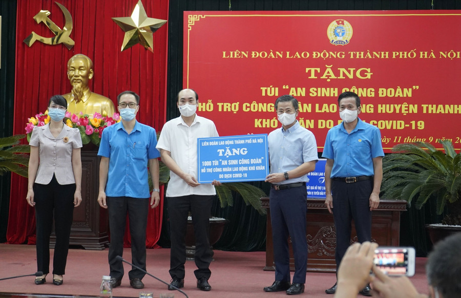 Chủ tịch LĐLĐ TP Hà Nội Nguyễn Phi Thường trao 1.000 Túi An sinh Công đoàn được hỗ trợ cho người lao động khó khăn ảnh hưởng dịch bệnh Covid-19.