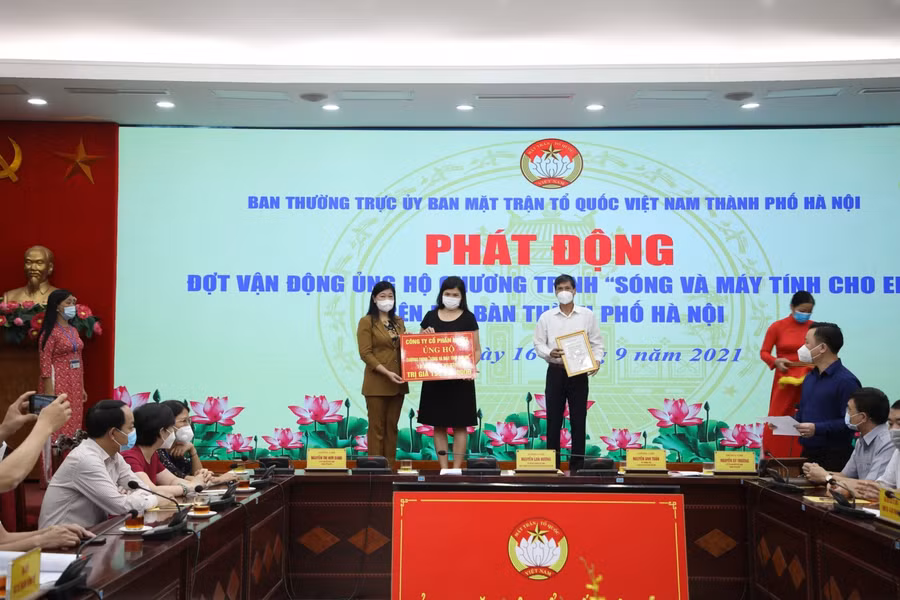 Các đơn vị trao tặng ủng hộ chương trình "Sóng và máy tính cho em".