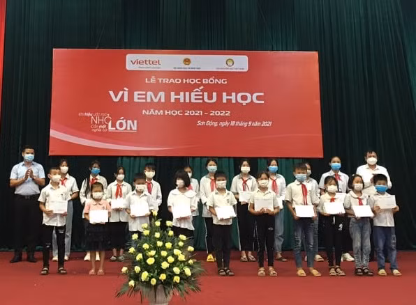 Ban tổ chức chương trình trao học bổng cho học sinh.