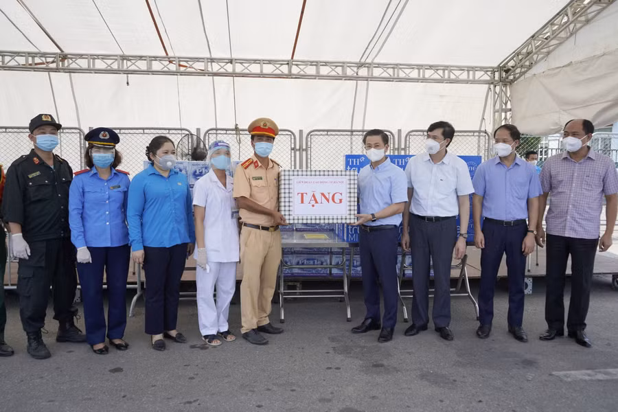 Thăm, tặng quà lực lượng làm nhiệm vụ tại điểm chốt trực liên ngành phòng chống Covid-19 tại cầu Thanh Trì.