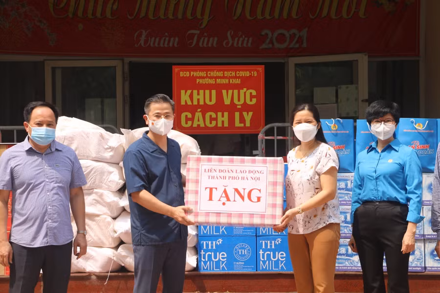 100 suất và quà được trao cho lực lượng công tác tại khu cách ly phong tỏa (Chung cư 310 Minh Khai).