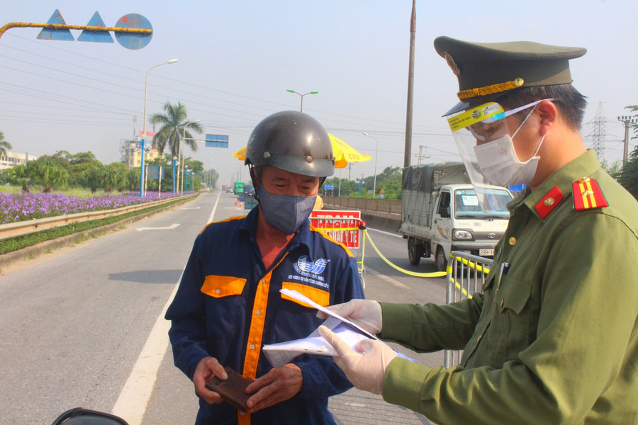 Lực lượng chức năng làm nhiệm vụ chốt cầu Thăng Long.