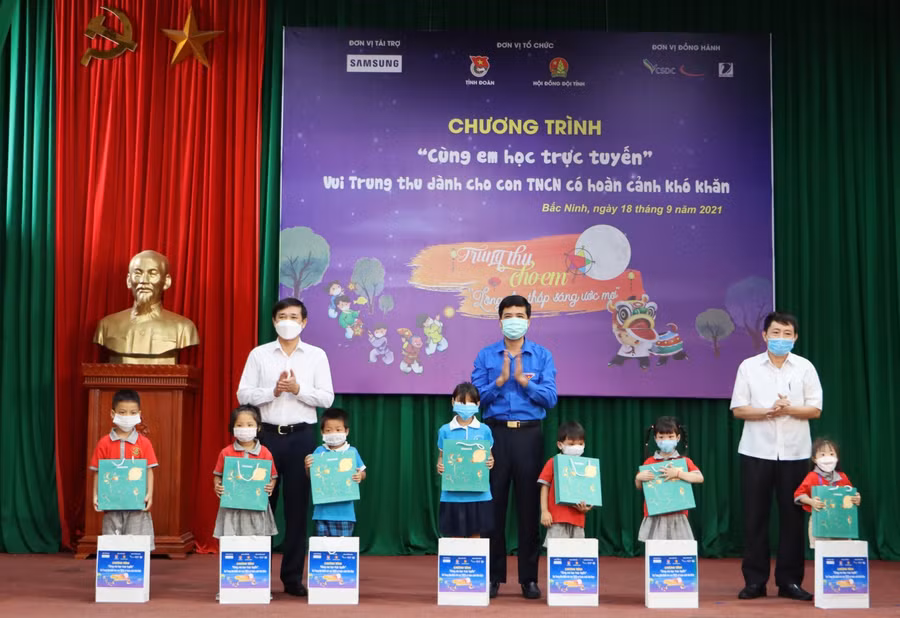  Bắc Ninh trao tặng phần quà cho các em có hoàn cảnh khó khăn.