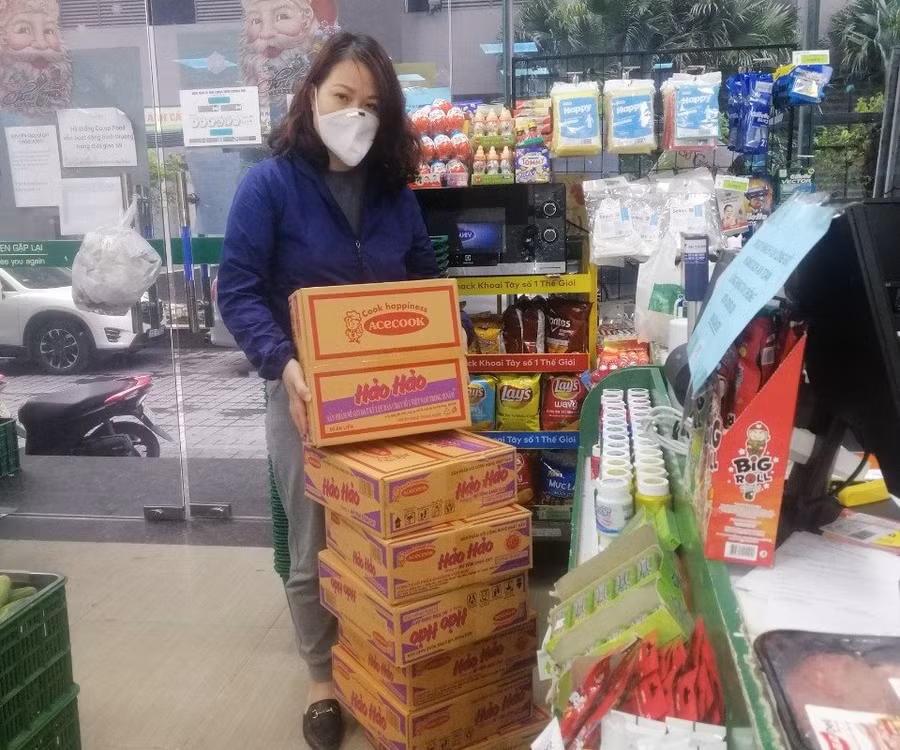 Cô Thùy Dương chuẩn bị một số thực phẩm thiết yếu để giúp đỡ người có hoàn cảnh khó khăn ảnh hưởng dịch bệnh.