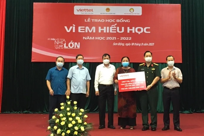 Đại diện Hội khuyến học và Sở GD&ĐT Bắc Giang tiếp nhận biểu trưng học bổng từ nhà tài trợ.