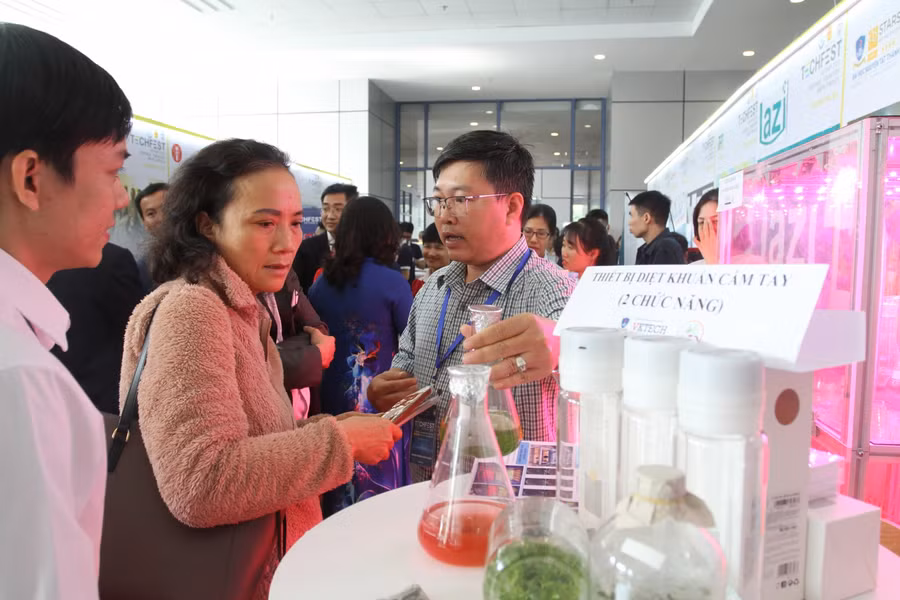 Các sản phẩm nghiên cứu khoa học của sinh viên Trường Đại học Nguyễn Tất Thành được trưng bày tại TECHFEST 2020.