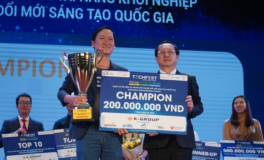 Bộ trưởng Bộ KH&CN trao Cúp giải Nhất cho đội Công ty cổ phần Gostream Technology.