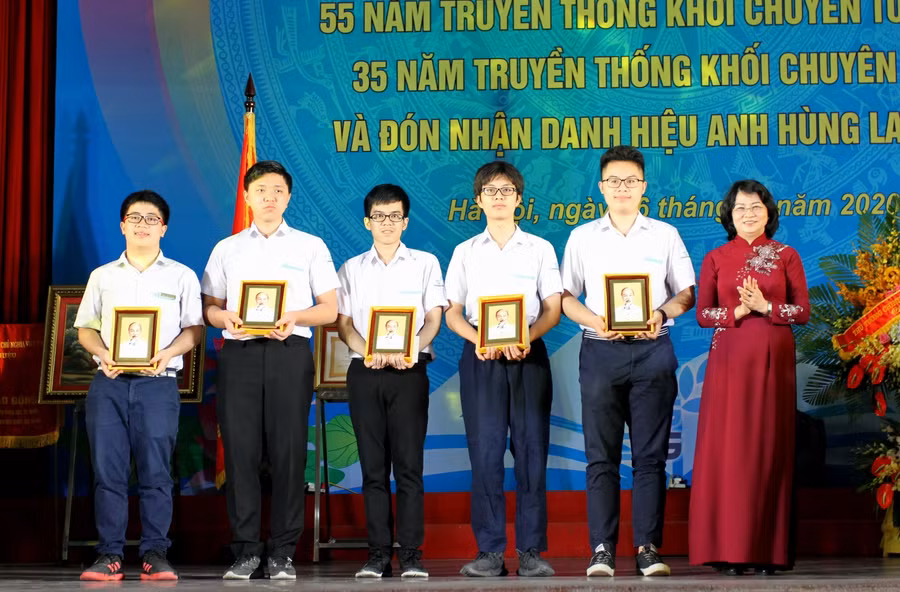 Phó Chủ tịch nước tặng quà cho học sinh xuất sắc