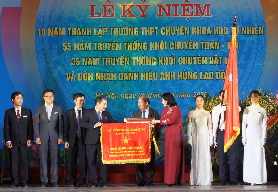 Phó Chủ tịch nước trao tặng danh hiệu đơn vị Anh hùng lao động của Chủ tịch nước cho Trường THPT chuyên Khoa học Tự nhiên