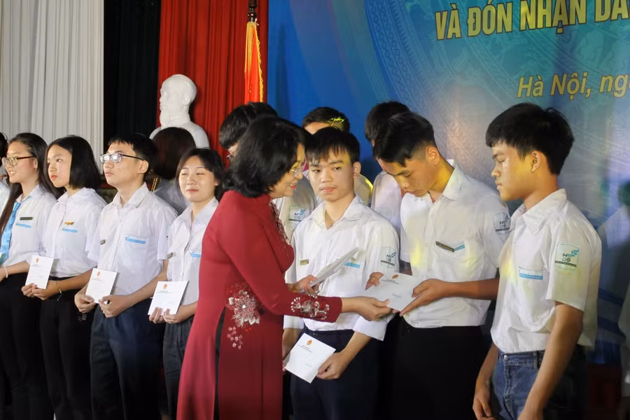Phó Chủ tịch nước trao phần thưởng cho các học sinh hoàn cảnh khó khăn đạt thành tích xuất sắc trong học tập