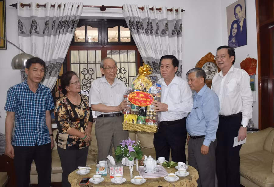 Trưởng ban Tuyên giáo Trung ương Nguyễn Trọng Nghĩa trao quà chúc Tết GS.TS Trần Hồng Quân (nguyên Bộ trưởng Bộ GD&amp;ĐT)