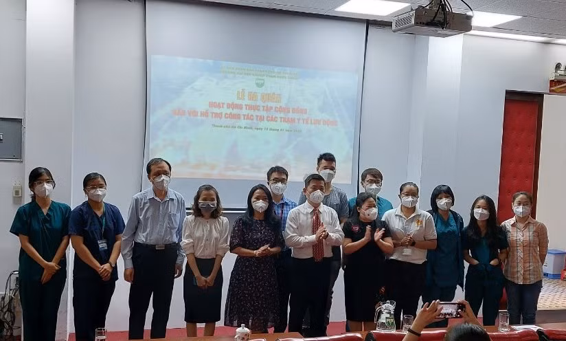 Sinh viên nhận nhiệm vụ thực tập tại các trung tâm y tế chụp ảnh lưu niệm với lãnh đạo trường trước giờ xuất phát.