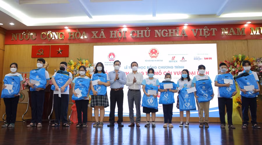 Ông Nguyễn Xuân Dũng - Chủ tịch Hội đồng quản trị BITEX Group và ông Trịnh Duy Trọng - Trưởng phòng Chính trị tư tưởng (Sở GD&amp;ĐT TPHCM) trao học bồng cho các em học sinh.