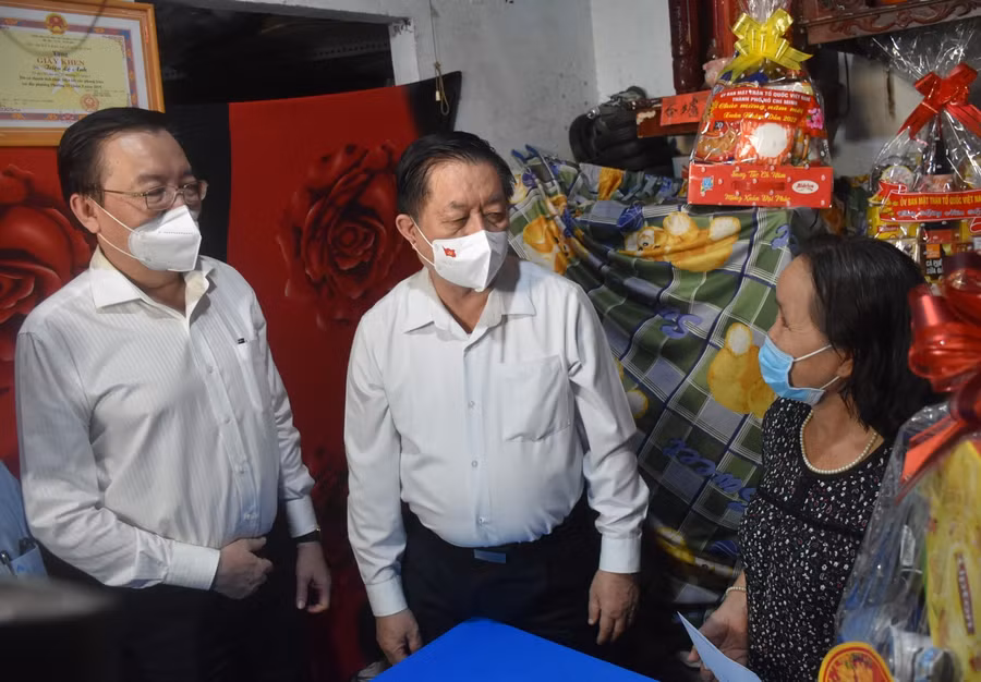 Trưởng ban Tuyên giáo Trung ương Nguyễn Trọng Nghĩa (thứ 2 từ trái qua) thăm hỏi, động viên gia đình bà Triệu Lệ Anh (bìa phải).