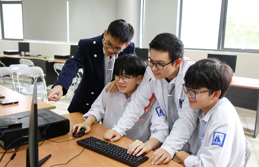 Đội tuyển Tin học Trường THPT chuyên Hà Nội Amsterdam trong thời gian luyện tập. Đội tuyển Tin học Trường THPT chuyên Hà Nội Amsterdam trong thời gian luyện tập.