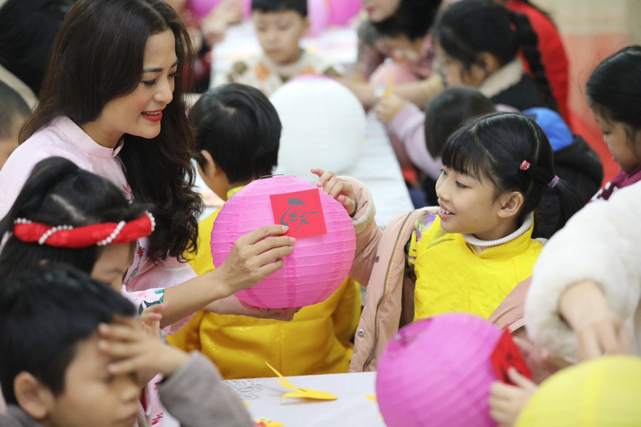 Cô trò cùng trang trí đèn lồng.