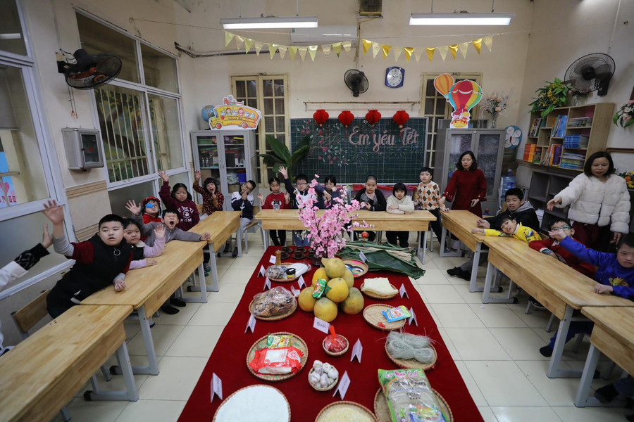 Hoạt động trải nghiệm theo góc cho học sinh làm đồ handmade.