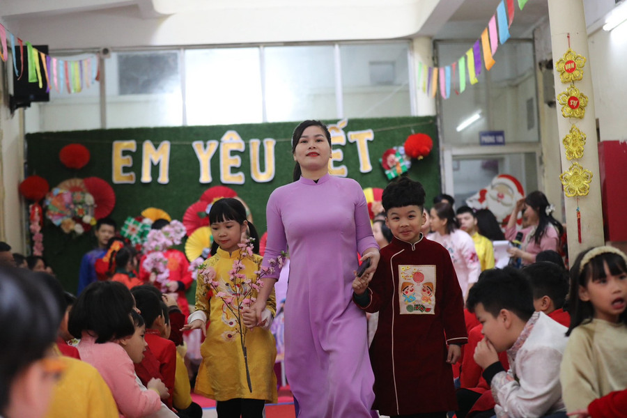 Màn trình diễn thời trang của học sinh và cô giáo.