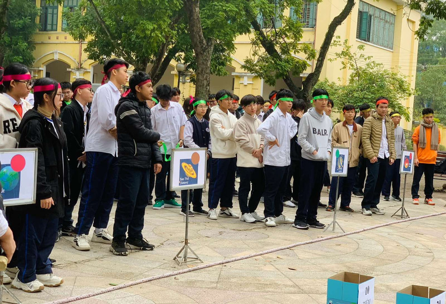 Học sinh tham gia các trò chơi để tìm hiểu về Thiên văn học. Học sinh tham gia các trò chơi để tìm hiểu về Thiên văn học.