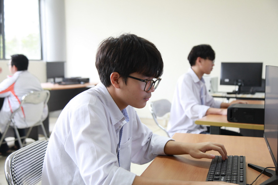 Lê Trọng Khôi làm bài tập thực hành. Lê Trọng Khôi làm bài tập thực hành.