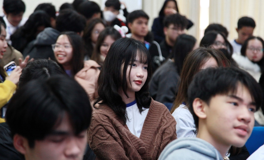 Học sinh Trường THPT Chu Văn An hào hứng theo dõi chương trình. Học sinh Trường THPT Chu Văn An hào hứng theo dõi chương trình.