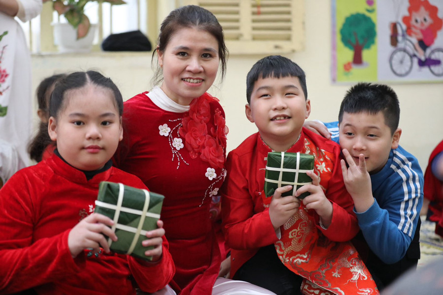 Học sinh hạnh phúc được tham dự chương trình.