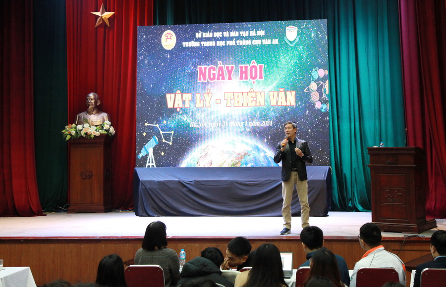 Thầy Hà Lam Sơn giới thiệu về môn Vật lý thiên văn. Thầy Hà Lam Sơn giới thiệu về môn Vật lý thiên văn.