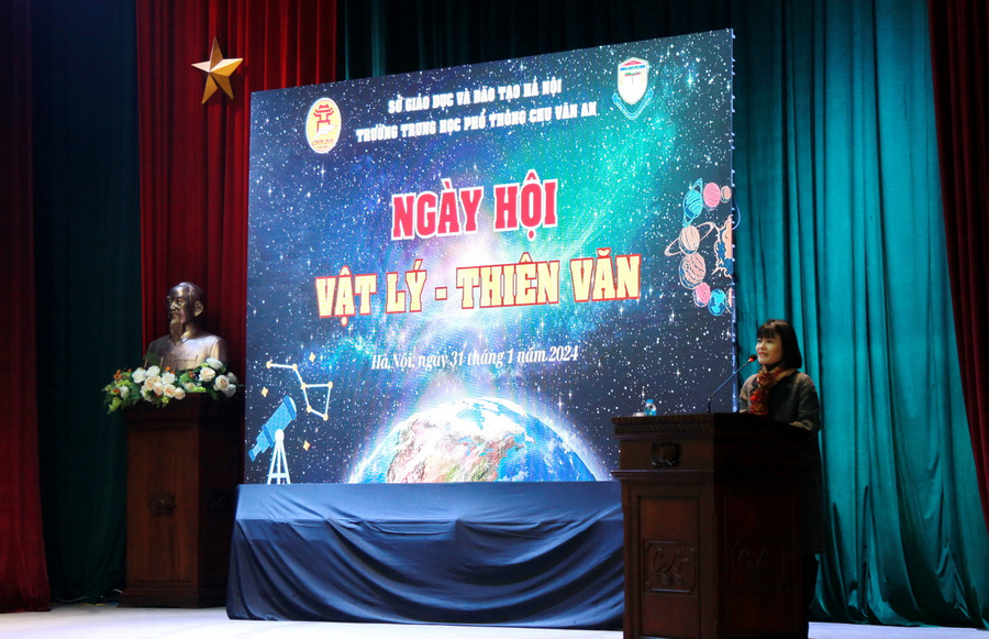 Cô Nguyễn Thị Nhiếp - Hiệu trưởng Trường THPT Chu Văn An phát biểu khai mạc ngày hội. Cô Nguyễn Thị Nhiếp - Hiệu trưởng Trường THPT Chu Văn An phát biểu khai mạc ngày hội.