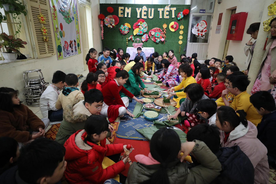 Học sinh được tham gia gói bánh chưng đón Tết.