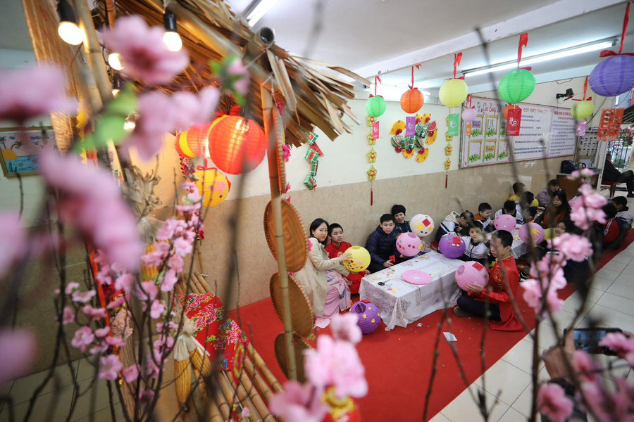 Cô trò cùng nhau tô đèn lồng đón tết.