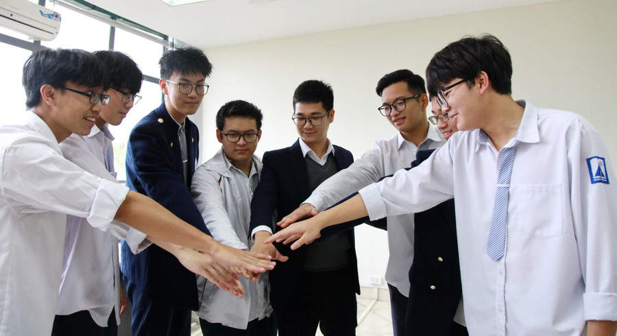 Thầy trò đội tuyển Tin học Trường THPT chuyên Hà Nội - Amsterdam thể hiện quyết tâm chiến thắng. Thầy trò đội tuyển Tin học Trường THPT chuyên Hà Nội - Amsterdam thể hiện quyết tâm chiến thắng.