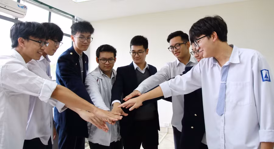 Thầy trò đội tuyển Tin học Trường THPT chuyên Hà Nội - Amsterdam thể hiện quyết tâm chiến thắng.