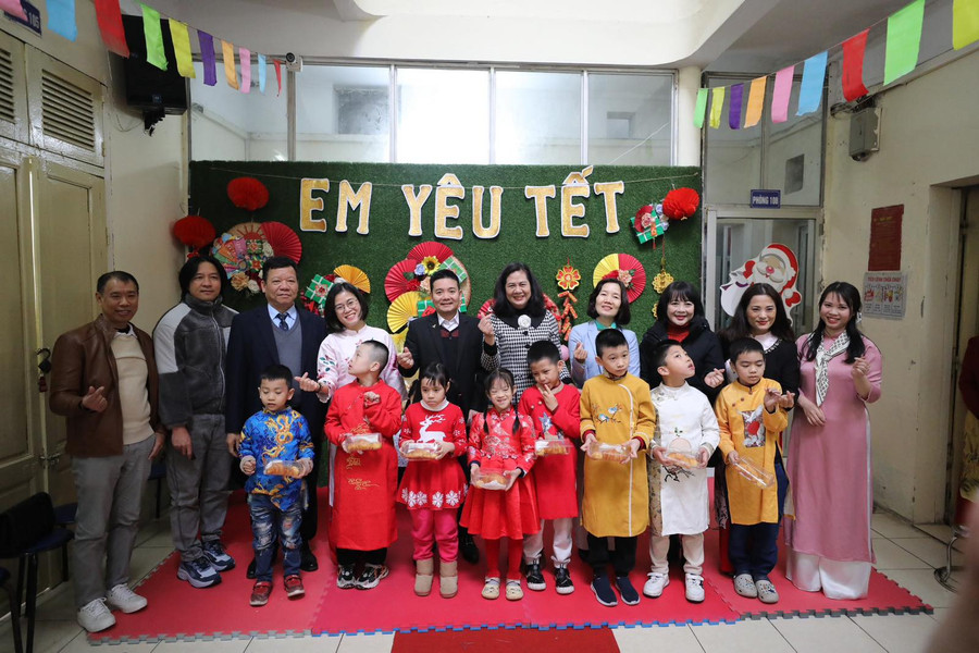 Công đoàn Bộ Công thương tặng quà cho các học sinh.