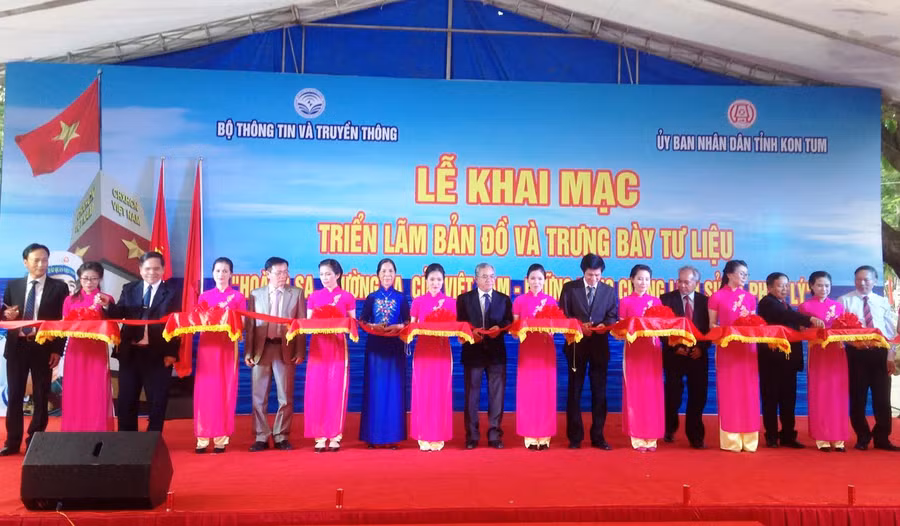 Cắt băng khai mạc triển lãm